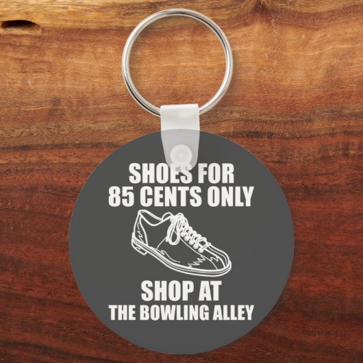 ボーリングピンストライク愛好家のためのボウリングをする人、 クリケットの投手シューズのジョーク キーホルダー (正面)