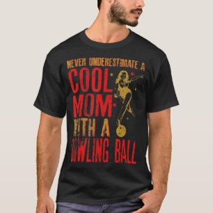 ボーリングボールファンで母親を甘く見ない Tシャツ