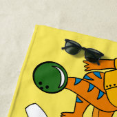 ボーリング恐竜マンガパーソナライズされたボウリングをする人、 クリケットの投手 ビーチタオル (インサイチュ)