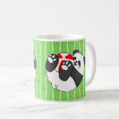 ボールで遊ぶかわいい赤ちゃんパンダ コーヒーマグカップ (正面右)
