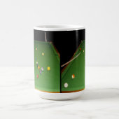 ボールとキューを入れた8ボールのテーブルオイルペイント。 コーヒーマグカップ (中央)