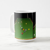 ボールとキューを入れた8ボールのテーブルオイルペイント。 コーヒーマグカップ (正面左)