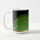 ボールとキューを入れた8ボールのテーブルオイルペイント。 コーヒーマグカップ (左)