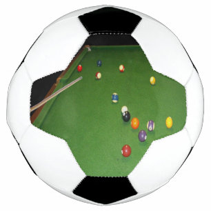 ボールとキューを入れた8ボールのテーブルオイルペイント。 サッカーボール