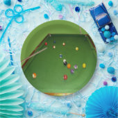 ボールとキューを入れた8ボールのテーブルオイルペイント。 ペーパープレート (パーティー)