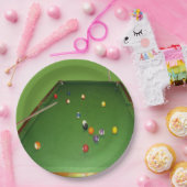 ボールとキューを入れた8ボールのテーブルオイルペイント。 ペーパープレート (パーティー)