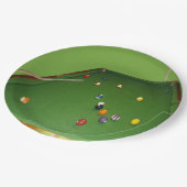 ボールとキューを入れた8ボールのテーブルオイルペイント。 ペーパープレート (アングル)