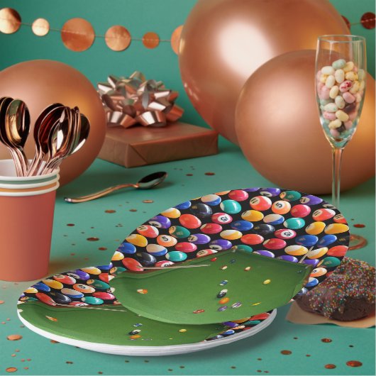 ボールとキューを入れた8ボールのテーブルオイルペイント。 ペーパープレート (複数)