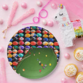 ボールとキューを入れた8ボールのテーブルオイルペイント。 ペーパープレート (パーティー)