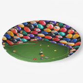 ボールとキューを入れた8ボールのテーブルオイルペイント。 ペーパープレート (アングル)