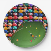 ボールとキューを入れた8ボールのテーブルオイルペイント。 ペーパープレート (正面)