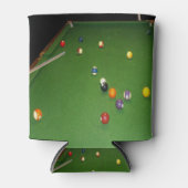 ボールとキューを入れた8ボールのテーブルオイルペイント。 缶クーラー (正面)