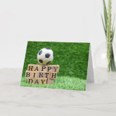 ボールとハッピーバースデー語を持つサッカー誕生日 カード (正面)