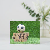 ボールとハッピーバースデー語を持つサッカー誕生日 ポストカード (スタンド正面)