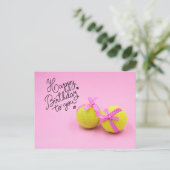 ボールとラケットピンクを持つテニスハッピーバースデー ポストカード (スタンド正面)