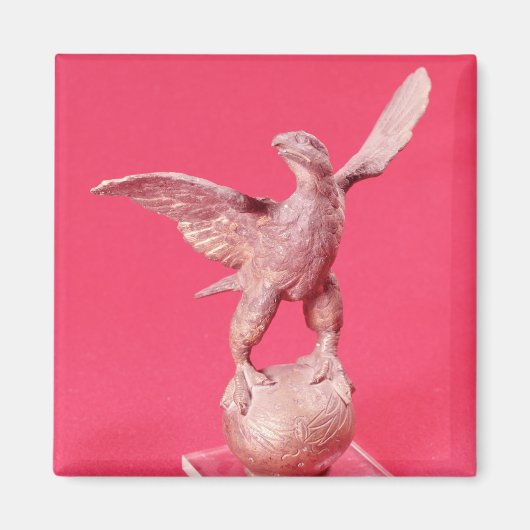 ボールに広がった翼を持つワシ マグネット (正面)