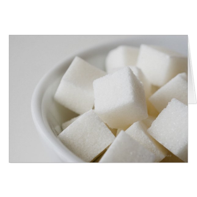 ボールに砂糖のキューブのスタジオショット (正面横)