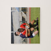 ボールのために戦うラグビー選手 ジグソーパズル (縦)