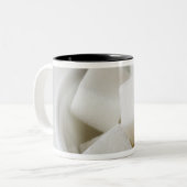 ボールの砂糖の立方体の撃たれるスタジオ ツートーンマグカップ (正面左)