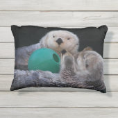 ボールよくはしゃぐトイ付き海のカワウソ写真 アクセントクッション (裏面)