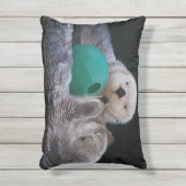 ボールよくはしゃぐトイ付き海のカワウソ写真 アクセントクッション (正面(縦))