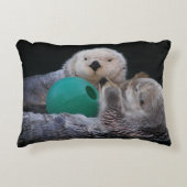 ボールよくはしゃぐトイ付き海のカワウソ写真 アクセントクッション (正面)
