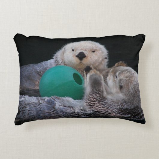 ボールよくはしゃぐトイ付き海のカワウソ写真 アクセントクッション (正面)