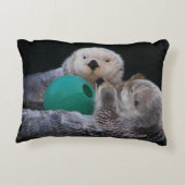 ボールよくはしゃぐトイ付き海のカワウソ写真 アクセントクッション (裏面)