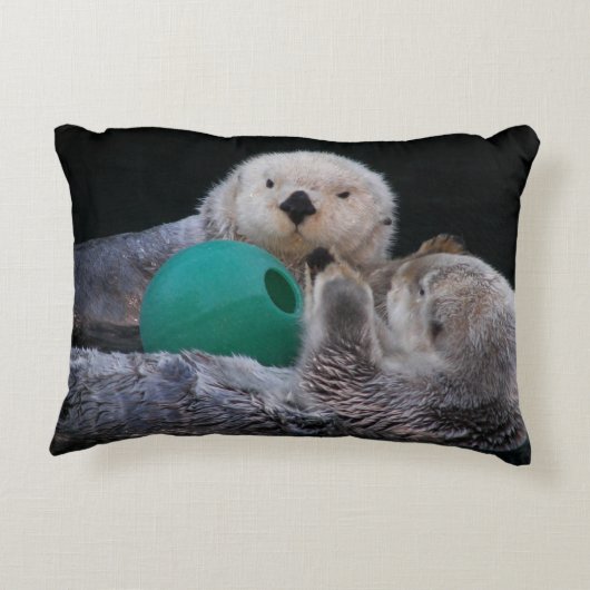 ボールよくはしゃぐトイ付き海のカワウソ写真 アクセントクッション (裏面)
