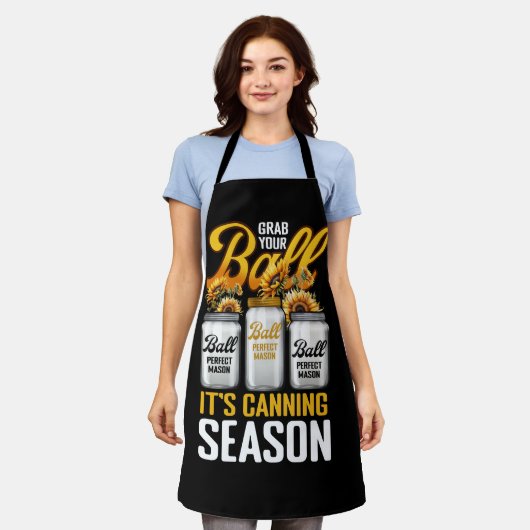 ボールを取る缶詰シーズンガーデニング庭師 エプロン (着用した状態)