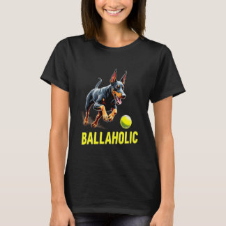 ボール中毒のドーベルマン・ピンシャー犬がボール+を追いかける面白いデザイン Tシャツ