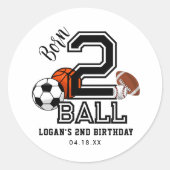 ボール大好きスポーツテーマの男の子の2歳の誕生日パーティー ラウンドシール (正面)