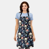 ボーンズエプロンの庭園 – スカルとバラ エプロン (着用した状態)