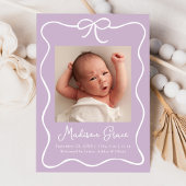 ボー魅力的ラベンダーベビーガールフォト誕生 案内状