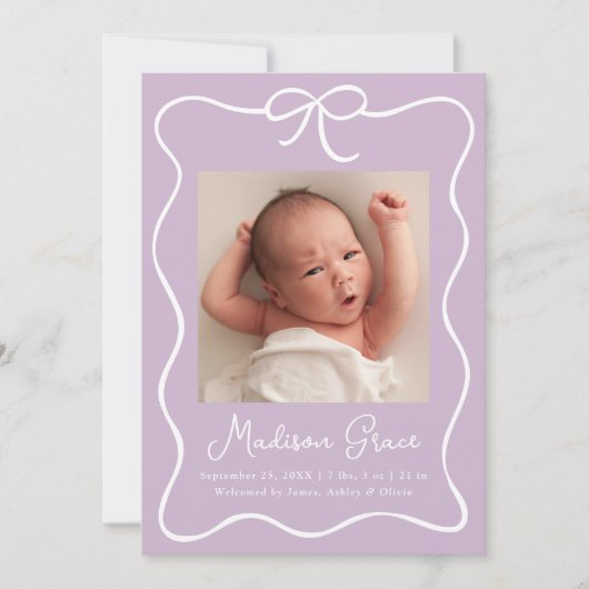 ボー魅力的ラベンダーベビーガールフォト誕生 案内状 (正面)