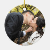 ポインセチアの結婚式のカップルの初めてのクリスマスのギフト セラミックオーナメント (裏面)