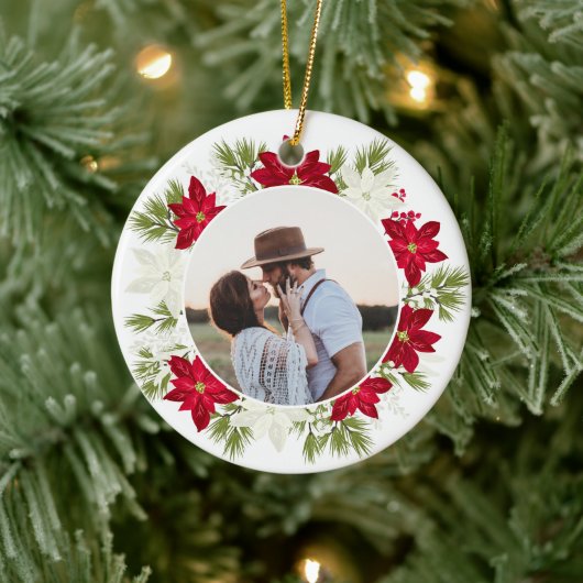 ポインセチアの花と松の丸いクリスマス セラミックオーナメント (ツリー)