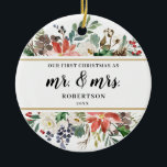 ポインセチア・グリーン初めてのクリスマスズ氏とミセス セラミックオーナメント<br><div class="desc">このエレガントカスタマイズ可能なクリスマスオーナメントは、ポインセチア、白い花模様、緑と美しい休日をテーマにしたアレンジを特徴とし、背面に写真を追加するオプションを備えている。詳細な変更を行うには、[このテンプレートクリックをパーソナライズすカスタマイズる]のオプションを選択してください。</div>