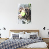 ポインタードッグ噛むテニスボール、クローズアップ キャンバスプリント (インサイチュ (寝室))