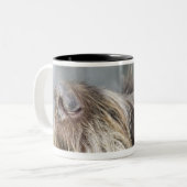 ポインター犬の鋭いテニス・ボール、クローズアップ ツートーンマグカップ (正面左)