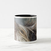 ポインター犬の鋭いテニス・ボール、クローズアップ ツートーンマグカップ (中央)