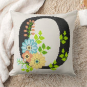 ポイント刺繍の花のイニシャルO クッション (ブランケット)