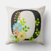 ポイント刺繍の花のイニシャルO クッション (正面)