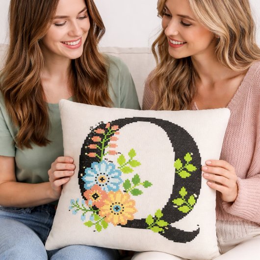 ポイント刺繍の花のイニシャルO クッション