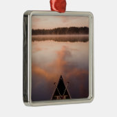 ポウタッカウェイ湖の岸にカヌーが置かれている メタルオーナメント (右)