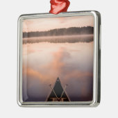 ポウタッカウェイ湖の岸にカヌーが置かれている メタルオーナメント (左)