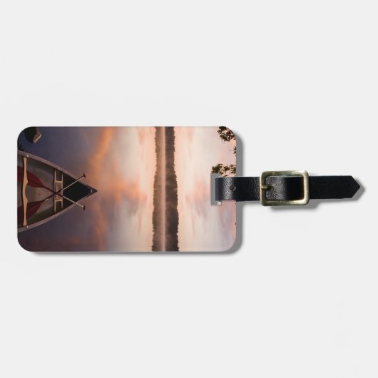 ポウタッカウェイ湖の岸にカヌーが置かれている ラゲッジタグ (正面横)