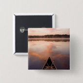 ポウタッカウェイ湖の岸にカヌーが置かれている 缶バッジ (正面&裏面)