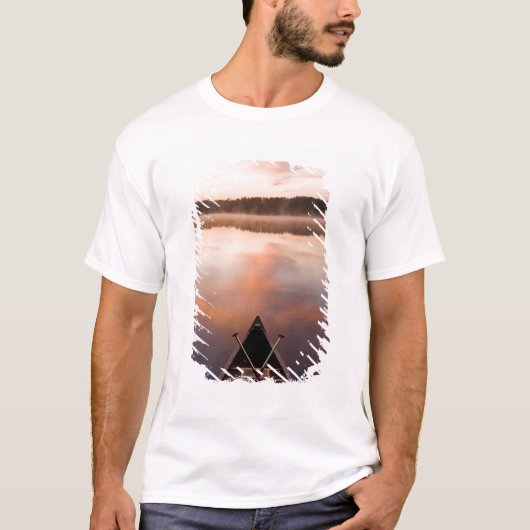 ポウタッカウェイ湖の岸にカヌーが置かれている Tシャツ (正面)