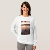 ポウタッカウェイ湖の岸にカヌーが置かれている Tシャツ (正面フル)